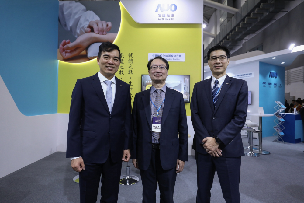 首次於醫療科技展亮相的ibet耘康，捐贈數位化檢測設備與研究經費，協助衛福部國家中醫藥研究所打造中醫大數據資料庫。圖由左至右為ibet光電執行長暨總經理柯富仁、衛福部國家中醫藥研究所所長蘇奕彰、ibet光電智慧醫療事業群總經理廖世宏
